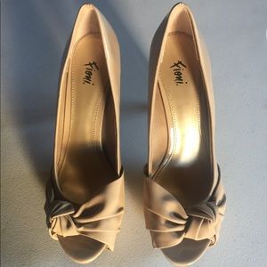 Fioni Nude Pumps.